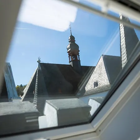 Karmeliterhof & *